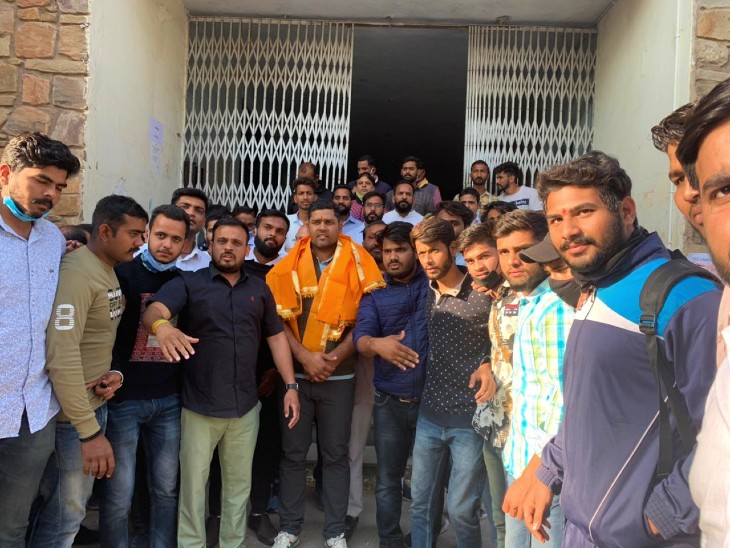 कांग्रेसी कार्यकर्ताओं से मुलाकात करते अशोक चांदना।