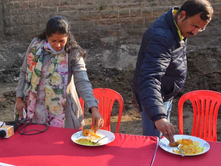 निगम आयुक्त प्रतिभा पाल ने भी नाले पर ही नाश्ता किया।