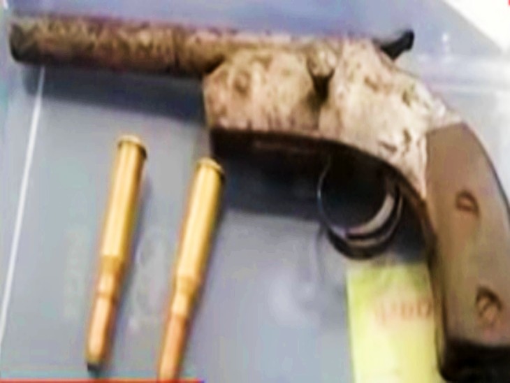पुलिस ने अरविंद के पास से जब्त किए एक देसी कट्टा और दो जिंदा कारतूस।