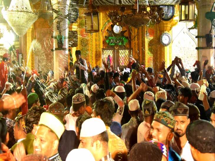 दरगाह में कुल के छींटे व मौजूद अकीदतमंद