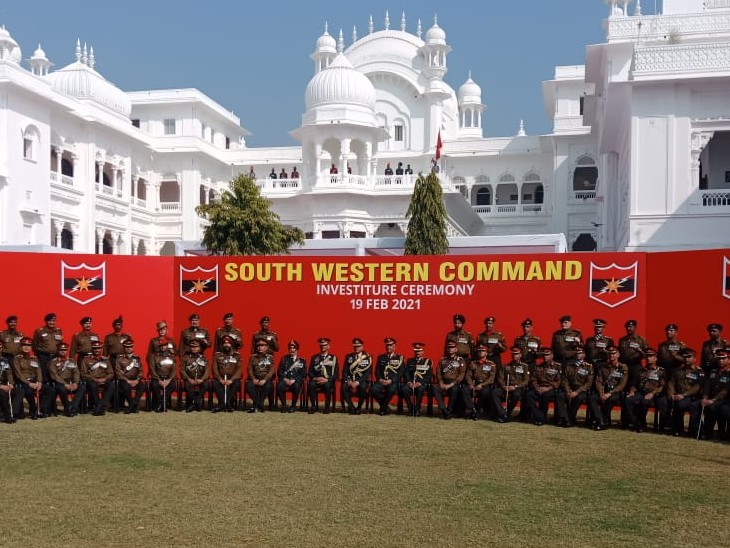 इटाराणा छावनी अलवर में स्थित पैलेस में आयोजित अलंकरण समारेाह में सम्मानित होने वाले सेना के अफसर व जवानों के साथ लेफ्टिनेंट जनरल अलोक क्लेर।