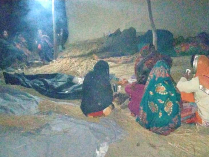 रात में शव के पास बैठे परिजन।