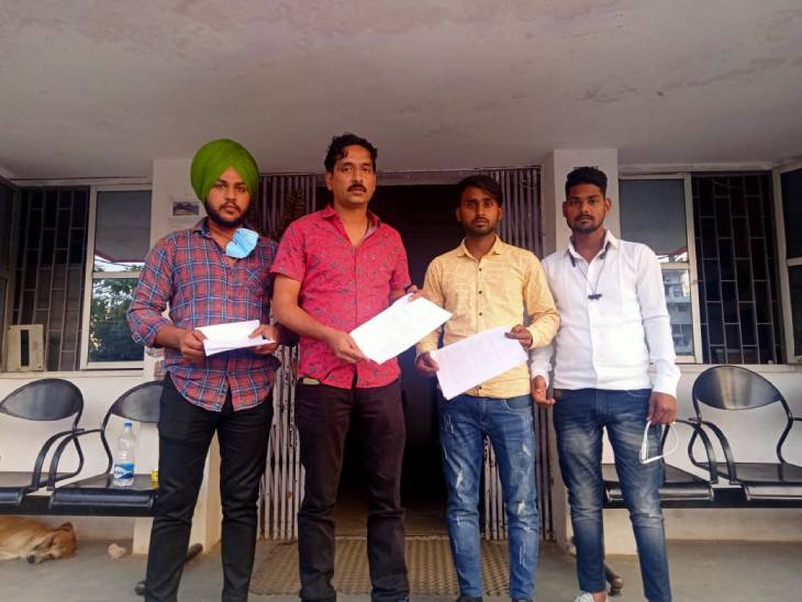 जालसाजी की शिकायत करने पहुंचे गढ़ा थाने।