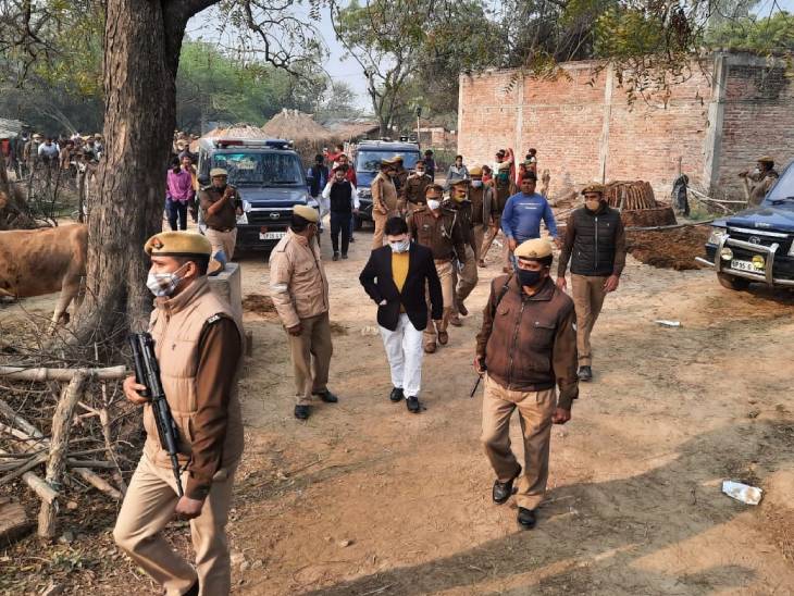 गांव में फोर्स तैनात।