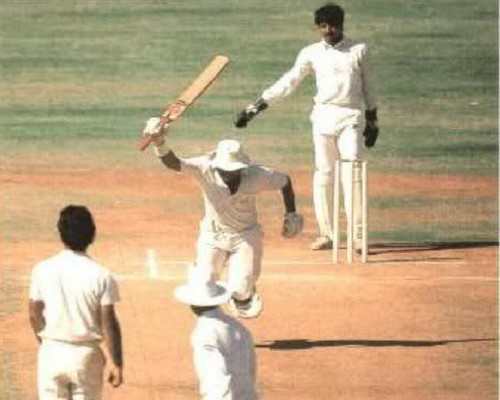 On March 7, 1987, Gavaskar made history. He became the first cricketer to score 10,000 runs. After doing this, they could not stop their happiness.