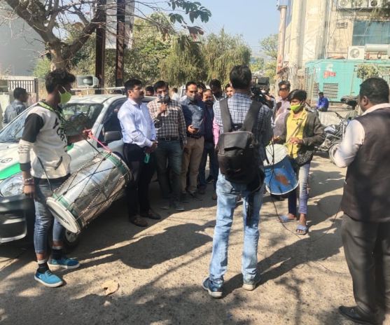लवली गर्ल्स हॉस्टल के सामने टीम ने 45 मिनट तक ढोल बजवाए।