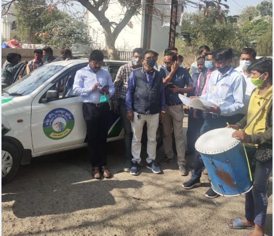 नगर निगम जोनल अधिकारी नीलेश श्रीवास्तव ने हॉस्टल संचालक बिहारी पटेल से राशि भरने के लिए करीब 15 मिनिट की समझाइश दी।