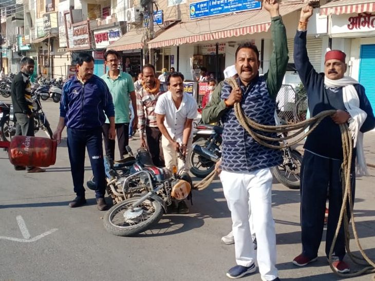 सुभाष नगर में बाइक खींचकर प्रदर्शन किया।