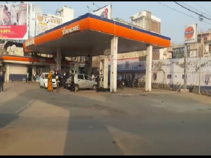 बंद के दौरान पेट्रोल पंप भी खुले नजर आए, जबकि पूरा बंद महंगी होती पेट्रोल के लिए ही किया जा रहा है