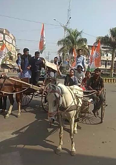 शहर के फूलबाग पर कांग्रेस नेत्री रश्मि पवार, पेट्रोल महंगा होने पर घोड़ा गाड़ी पर प्रदर्शन करते हुए