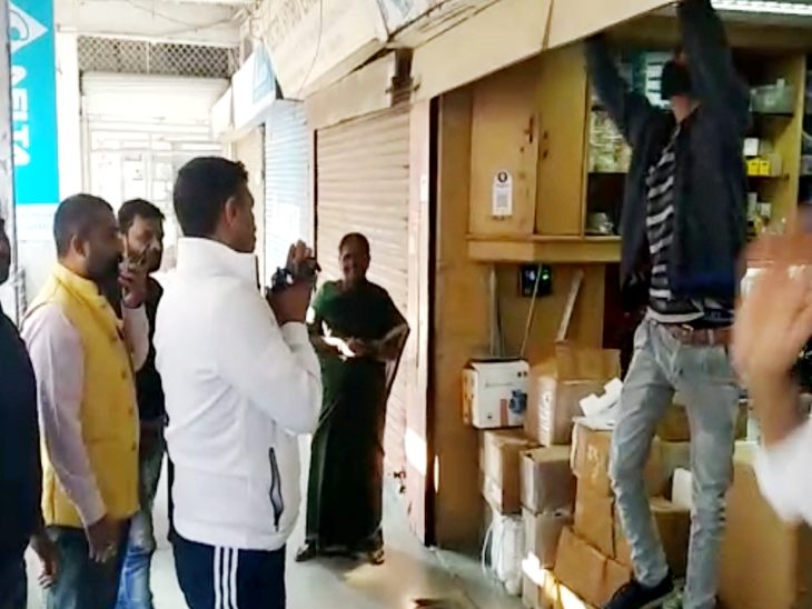 रीगल चौराहे के पास पटवारी ने हाथ जोड़कर दुकान बंद करवाई।