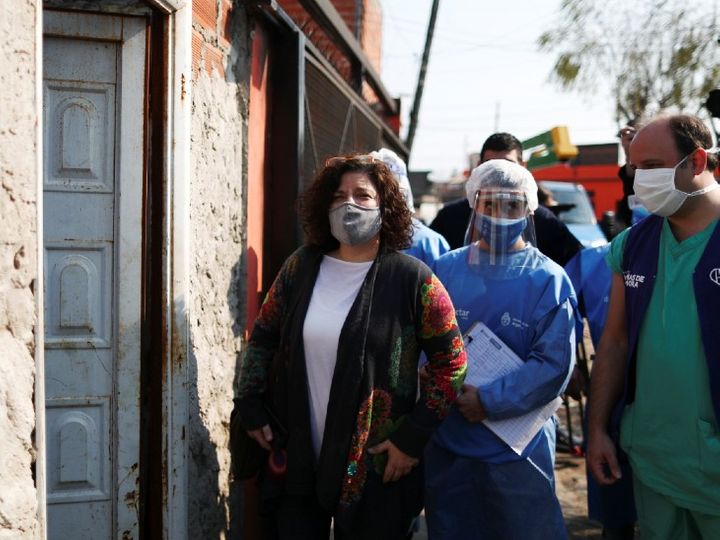 The photo is from Argentina. Here, Carla Vizotti, Secretary of the Ministry of Health is going door-to-door to get information about the symptoms of corona.