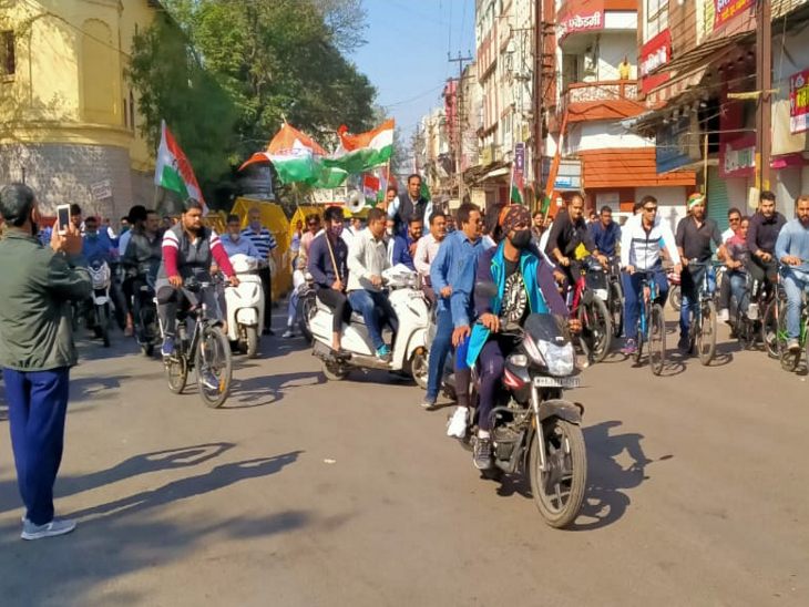 राजबाड़ा क्षेत्र में एक्का-दुक्का खुली दुकानों को रैली के रूप में निकले कांग्रेसियों ने बंद करवाया।