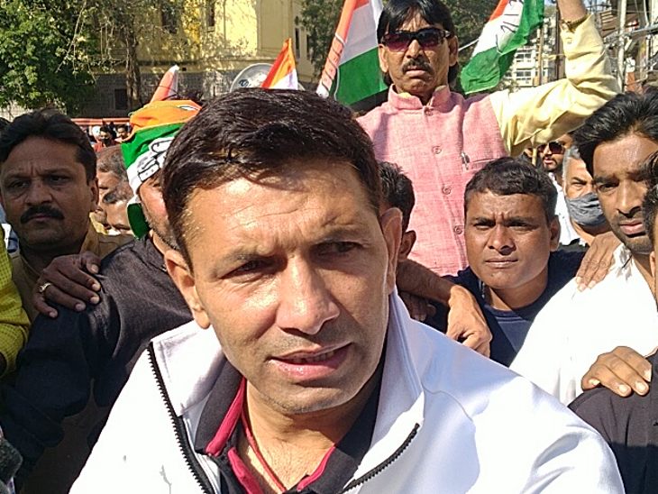 पूर्व मंत्री जीतू पटवारी ने मोर्चा संभाला।