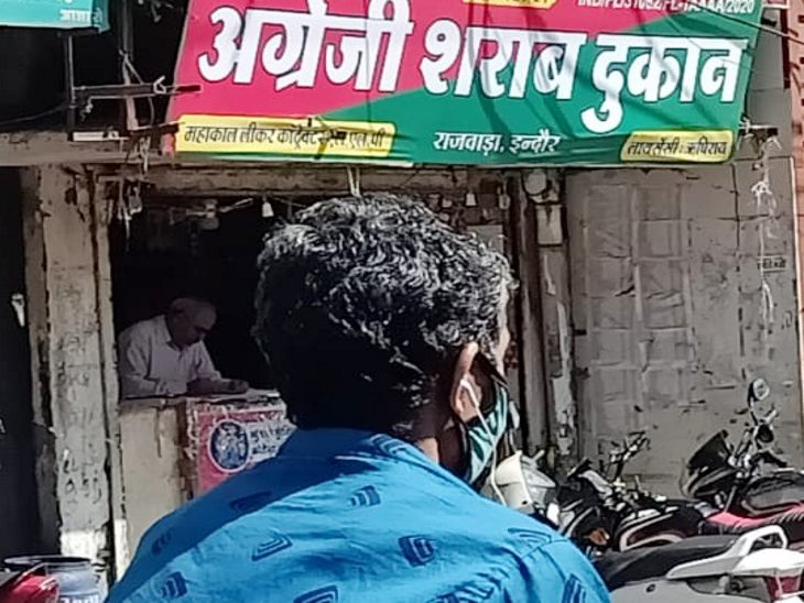 बंद के दौरान भी खुली रही शराब दुकान।