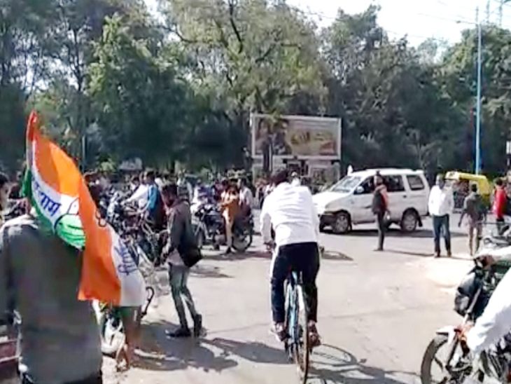 दुकान बंद करवाने साइकिल से निकले पटवारी।