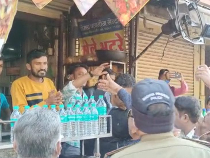 दुकानदार ने रोजी-रोटी का हवाला देते हुए दुकान बंद करने से इंकार कर दिया।