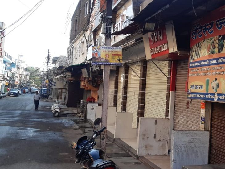 बैराठी कॉलोनी, वीर सावरकर नगर की दुकानों में भी लटके रहे ताले।