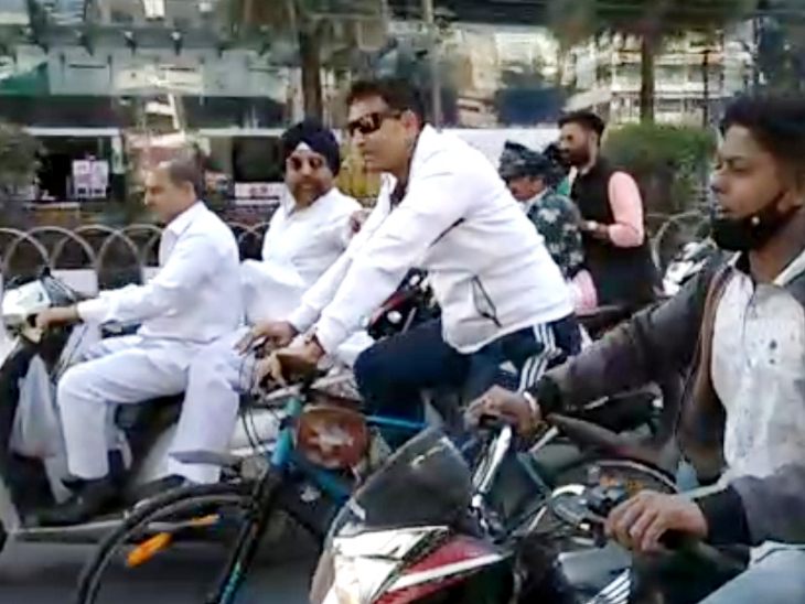 कांग्रेसियों के साथ साइकिल से बंद करवाने निकले पटवारी।
