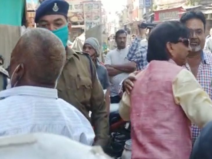दुकान नहीं बंद करने पर कांग्रेसी हुए गुस्सा, पुलिस ने किया मौके से रवाना।