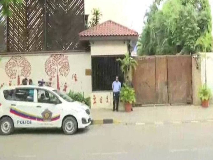 नाना पटोले के बयान के बाद अमिताभ बच्चन के मुंबई स्थित बंगले यानी जलसा के बाहर पुलिस की एक टीम तैनात कर दी गई है।