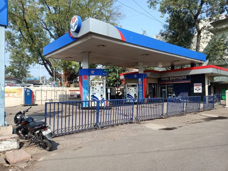 शहर में बंद के दौरान सुबह से ही पेट्रोल पंप बंद हैं।