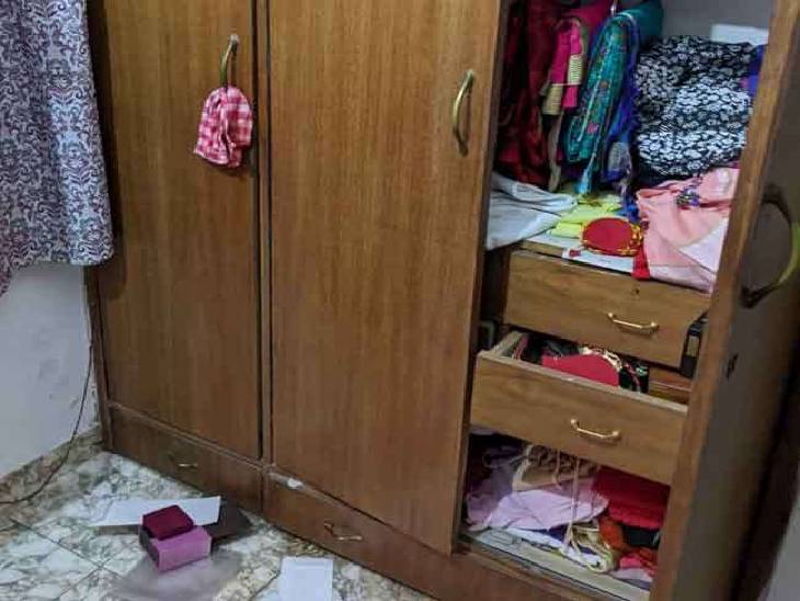 आलमारी तोड़कर समेट ले गए जेवर।