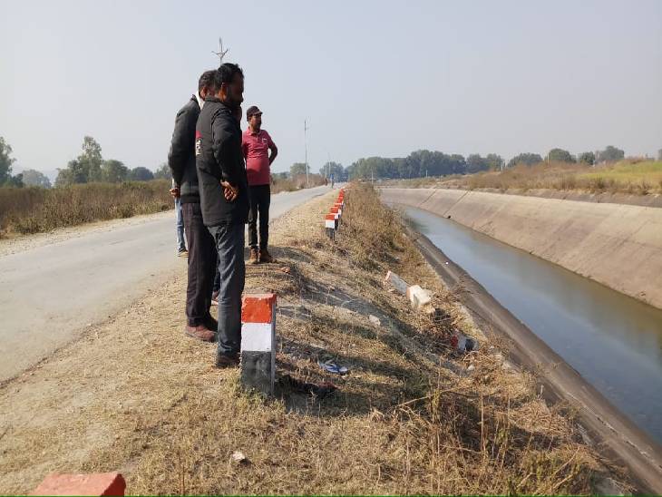 साइड में लगे पत्थरों को तोड़ते हुए बस नहर में समा गई थी।