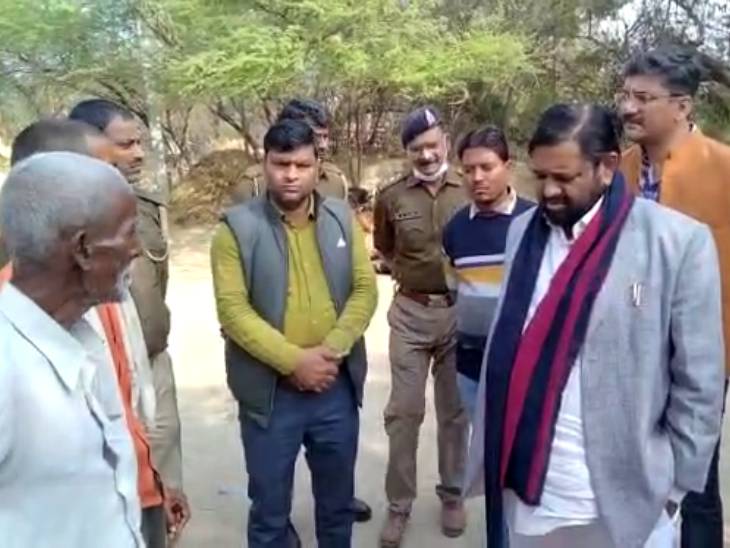 सांसद कौशल किशोर ने पीड़ित परिवारों से की मुलाकात।