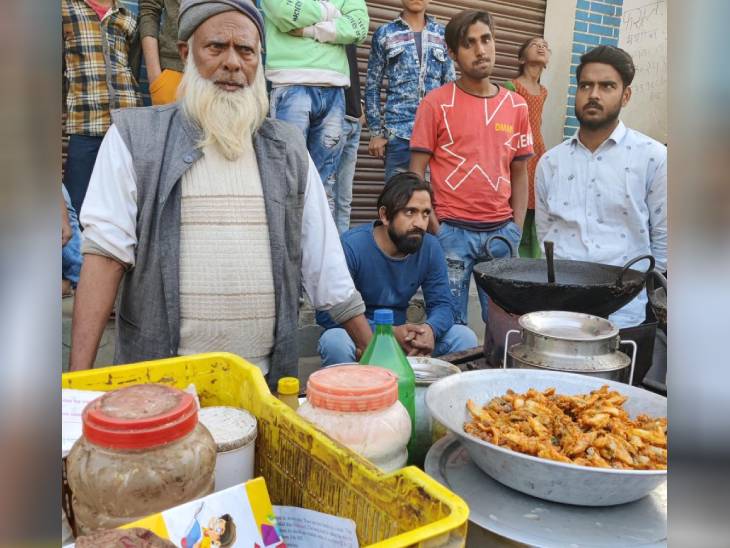 सलीम के पिता रऊफ खान खाने-पीने के सामान की एक छोटी सी दुकान चलाते हैं। उनका परिवार बावनखेड़ी के पास के ही मजरे बड़ई में रहता है।