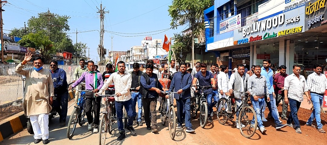 साइकिल पर गैस सिलेंडर रखकर विरोध प्रदर्शन करते कांग्रेस कार्यकर्ता