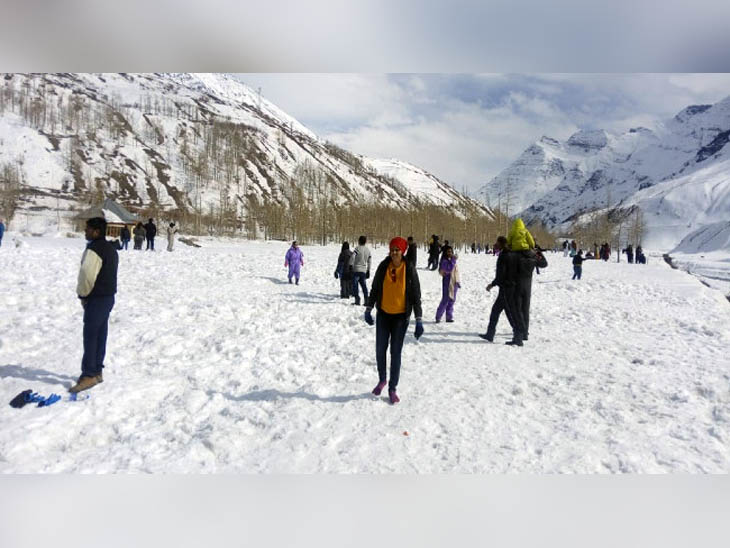 टनल का रास्ता बहाल होने के बाद पहुंचे सैलानी।