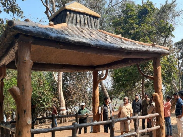 तस्वीर बीजापुर के नए पार्क की है। विधायक ने भी यहां कुछ फुर्सत के पल बिताए।