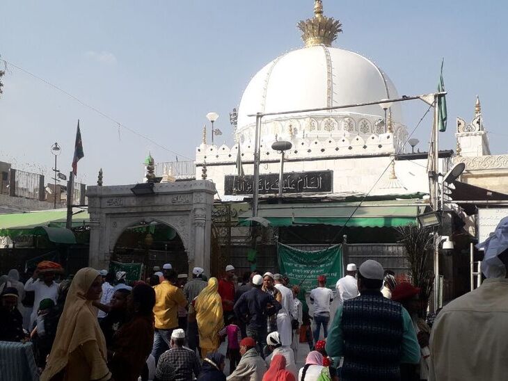 उर्स के दौरान दरगाह में मौजूद जायरीन