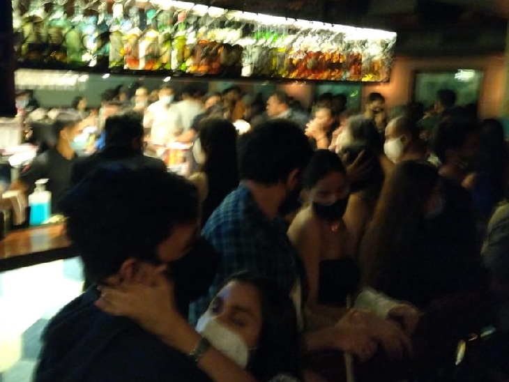 BMC action: Raids in 5 pubs of Bandra area regarding Corona, warning customers and instructing to put on masks Funny Jokes BMC action: Raids in 5 pubs of Bandra area regarding Corona, warning customers and instructing to put on masks Funny Jokes