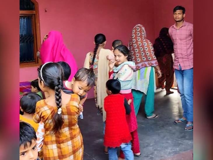 गांव में लड़कियों की शिक्षा की स्थिति बहुत खराब है। कोई लड़की नौकरी के लिए घर से बाहर नहीं निकलती। महिलाएं कैमरा देखकर मुंह फेर लेती हैं।