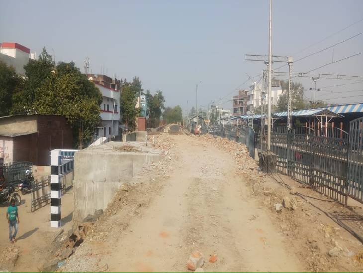 अंडरब्रिज के ऊपर नए प्लेटफार्म का निर्माण किया जा रहा है।