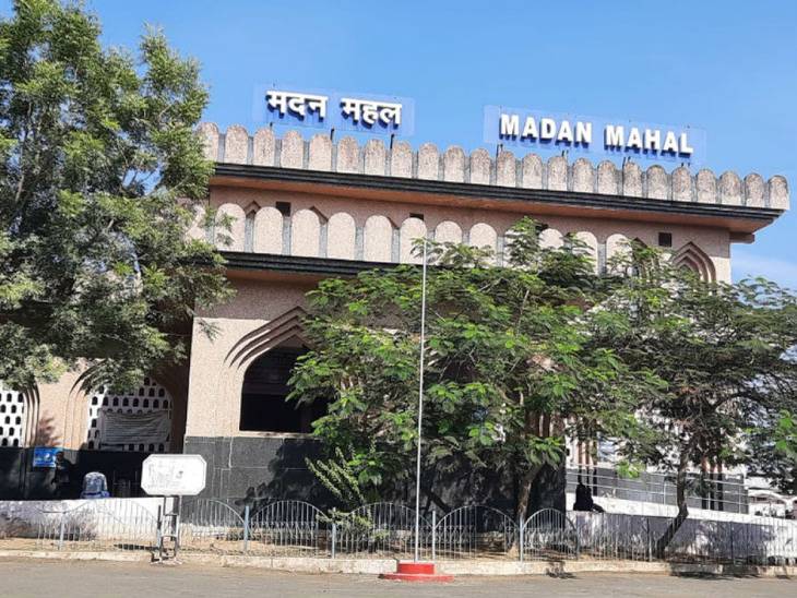 मदनमहल स्टेशन को हबीबगंज की तर्ज पर विकसित करने का काम चल रहा।