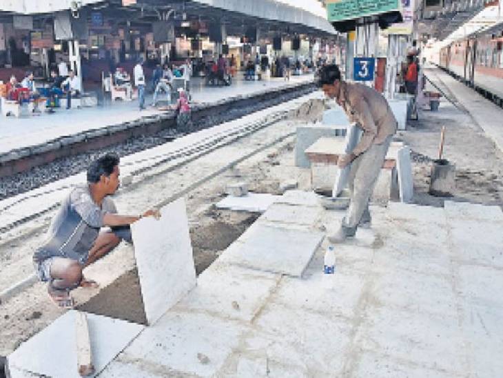 नए प्लेटफार्म पर चल रह यात्री सुविधाओं का काम।