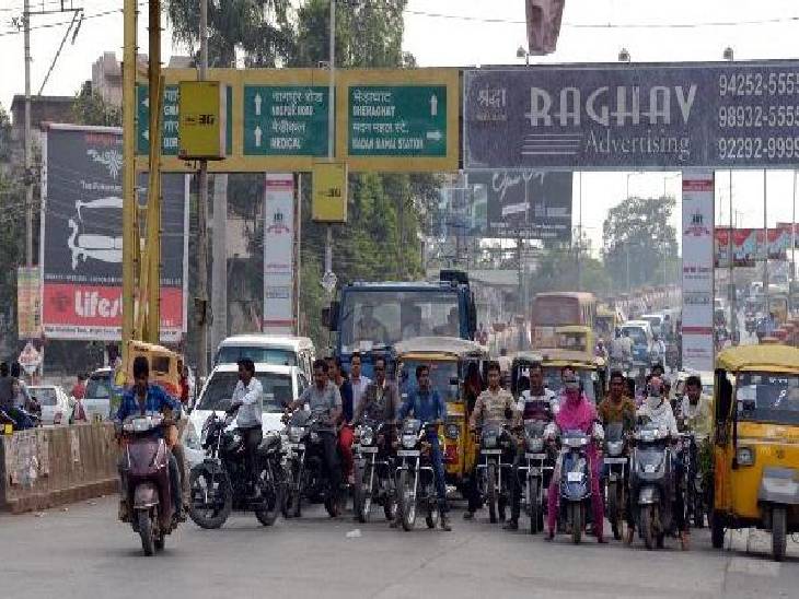 शास्त्रीब्रिज से उतरते ही ब्लूम चौक पर सिग्नल है। वाहनों का दबाव बढ़ने से यहां जाम लग रहा था।