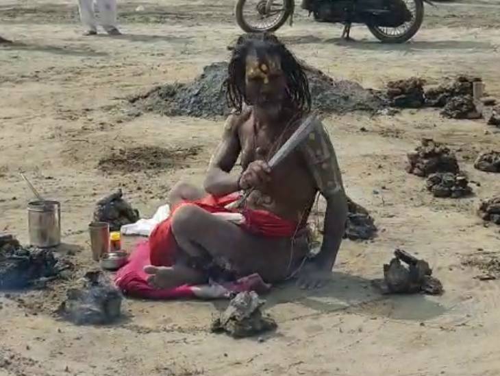योग साधना में लीन हठयोगी।