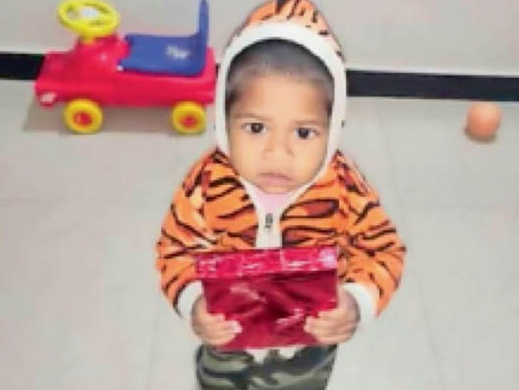अंधविश्वास की भेंट चढ़े तीन साल के आदर्श का कुछ दिन पहले जन्मदिन मनाया था।