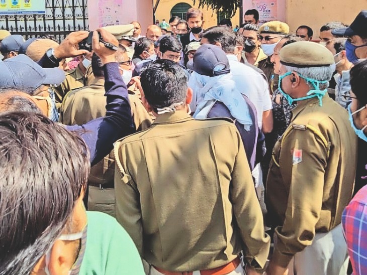 विधायक के परिजन व पुलिसकर्मी आपस में उलझते हुए।
