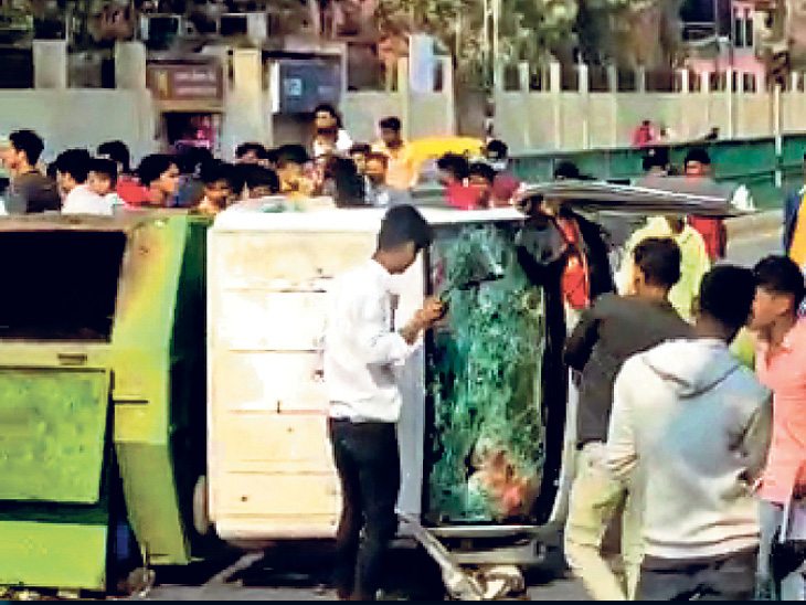 उग्र मैट्रिक परीक्षार्थियों ने बोरिंग रोड में नगर निगम की एक गाड़ी को पलट दिया।