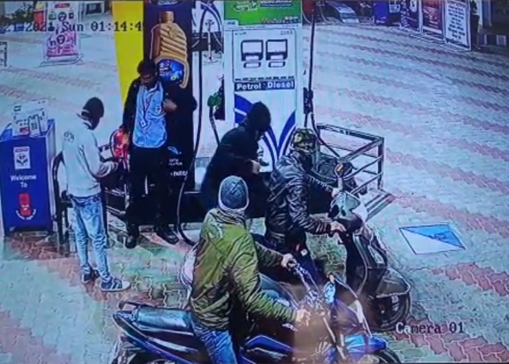 पेट्रोल पंप पर कर्मचारी से रुपयों से भरा बैग छीनते हुए सीसीटीवी में नजर आया बदमाश।