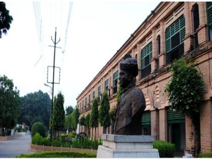 ग्वालियर किला स्थित सिंधिया स्कूल, देश के जाने माने स्कूलों में इसका नाम शुमार है, रविवार सुबह यहां एक संदेही घुसते पकड़ा गया है