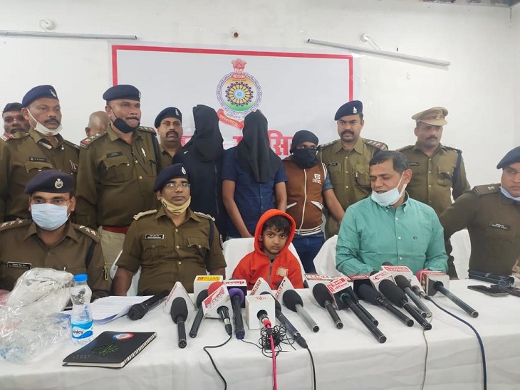 पुलिस की टीम ने वक्त रहते बच्चे को बचा लिया।