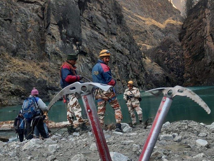 SDRF ने कम्युनिकेशन के लिए यहां एक डिवाइस भी लगाई है।