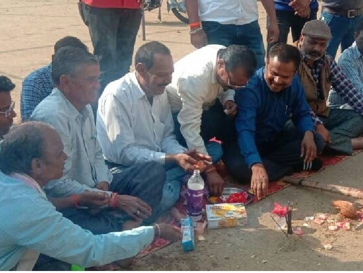 भाजपा नेता भी गेट के बाहर ही भूमिपूजन कर आए थे।