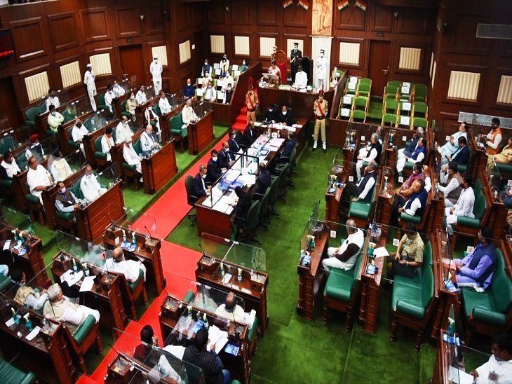 राज्यपाल के अभिभाषण के दौरान पूरी सरकार, सत्ता पक्ष और विपक्ष के विधायक मौजूद रहे। अधिकारी दीर्घा में भी अफसरों की मौजूदगी बनी रही।
